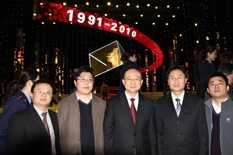 國(guó)家質(zhì)檢總局副局長(zhǎng)支樹(shù)平（右三）在中央電視臺(tái)演播大廳2010年“3.15晚會(huì)”直播現(xiàn)場(chǎng)與中國(guó)質(zhì)量檢驗(yàn)協(xié)會(huì)會(huì)員工作部主任楊曉東（右二）、防偽中心主任王成村（右一）、會(huì)員工作部副主任劉輝（左二）、會(huì)員工作部副主任王劍（左一）等協(xié)會(huì)工作人員代表合影留念