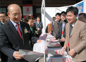 支樹平副局長在咨詢現(xiàn)場閱示中國質(zhì)量檢驗(yàn)協(xié)會(huì)編輯發(fā)放的《3.15消費(fèi)知識(shí)·名優(yōu)企業(yè)宣傳手冊》。