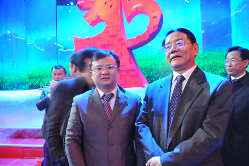 國(guó)家質(zhì)檢總局副局長(zhǎng)劉平均在中央電視臺(tái)演播大廳 2012年3.15晚會(huì)直播現(xiàn)場(chǎng)與中國(guó)質(zhì)量檢驗(yàn)協(xié)會(huì)企業(yè)工作部副主任王劍合影留念。