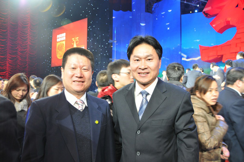 中國(guó)質(zhì)量檢驗(yàn)協(xié)會(huì)企業(yè)工作部主任楊曉東與中國(guó)消費(fèi)者協(xié)會(huì)副會(huì)長(zhǎng)兼秘書(shū)長(zhǎng)楊紅燦在中央電視臺(tái)演播大廳2012年