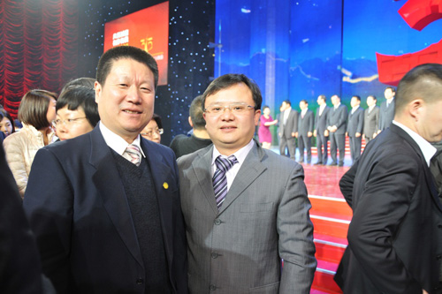 中國(guó)質(zhì)量檢驗(yàn)協(xié)會(huì)企業(yè)工作部副主任王劍與中國(guó)消費(fèi)者協(xié)會(huì)副會(huì)長(zhǎng)兼秘書(shū)長(zhǎng)楊紅燦在中央電視臺(tái)演播大廳2012年