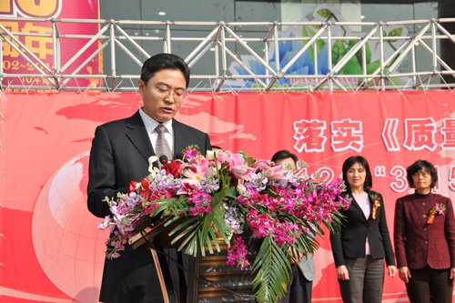 國(guó)家質(zhì)檢總局辦公廳副主任、中國(guó)質(zhì)量檢驗(yàn)協(xié)會(huì)副理事長(zhǎng)劉洪生在活動(dòng)現(xiàn)場(chǎng)發(fā)布2012年皮鞋、衛(wèi)生巾兩類消費(fèi)品產(chǎn)品質(zhì)量國(guó)家監(jiān)督抽查結(jié)果和2011年汽車產(chǎn)品缺陷信息投訴基本情況。